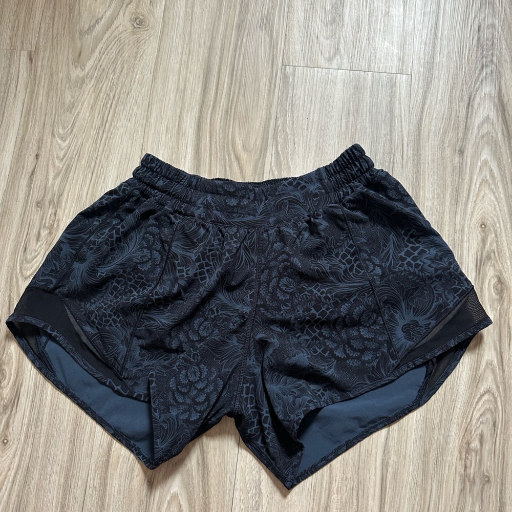 Lululemon Athletica Hotty Hot short - low rise 4 inch Navy / black floral